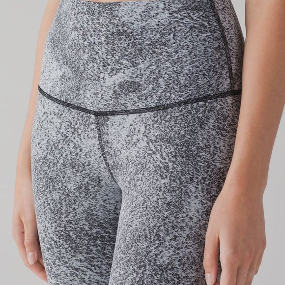 🖤🎉🖤 Lululemon Black White High Rise (looks Gray) Spray Dye Crops - Picture 2 of 8